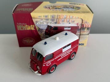 Corgi 1:43 - Model bestelwagen - Peugeot D3A Ambulance des, Hobby en Vrije tijd, Nieuw
