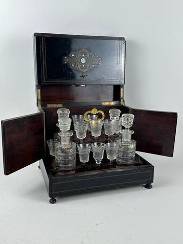 Armoire à liqueurs - Bois, Cristal, Laiton - Un cabinet à
