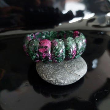 Armband van natuurlijke robijn-zoïsite. Grote cabochons XXL.