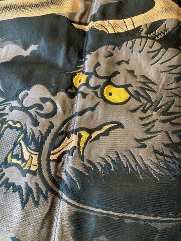 Opkomende draak boven golven – Japanse zijden haori met vijf