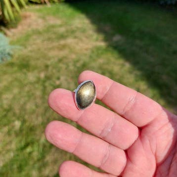 Ring van gouden obsidiaan. Hoge kwaliteit. Bevestiging op