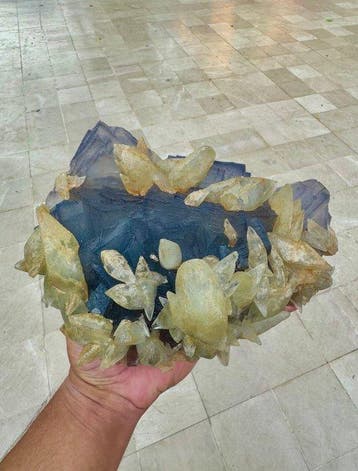 Magnifique fluorite avec calcite, se combine bien avec la