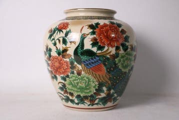 Vase en porcelaine Kutani — Paon et Pivoine dans un émail