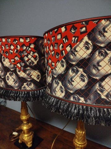 Tafellamp (2) - Hout, Textiel - met stoffen lampenkappen van, Antiek en Kunst
