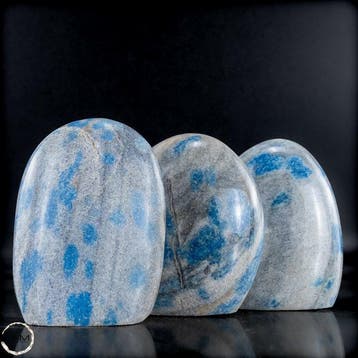 K2 Freiformen – Trio fascinant avec des inclusions d’azurite