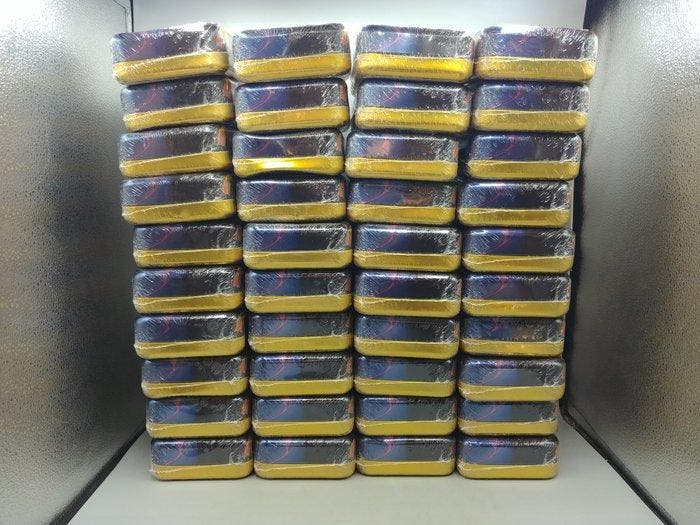 2019/20 Topps Tin Boxes - 40 Sealed box - Near Mint (NM), Collections, Autocollants