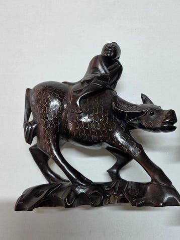 Beeldje - Buffel met ruiter (2) - Hout