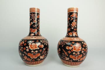 Een paar Chinese decoratieve vazen in koraalrood en met