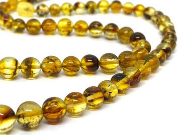 Collier rond de perles d’ambre baltique – sphères miel et
