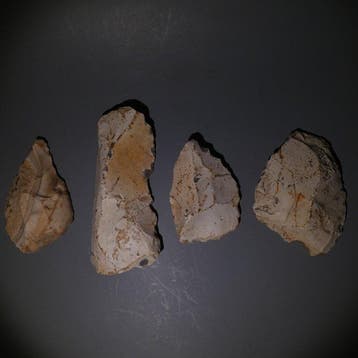 Néolithique 4 silex. 12 cm de long. Couteau - 5000 av. J.-C.