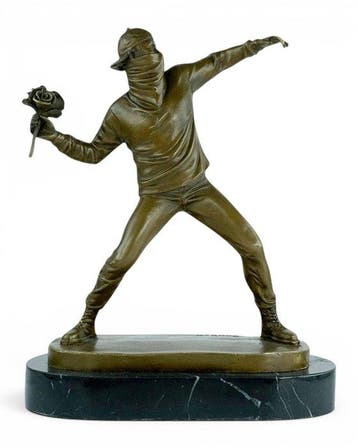 Banksy - after - sculptuur, The Flower Thrower - 25 cm -