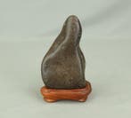 Steen - Suiseki  Shibumigawa Stone 0,5 kg met houten, Antiek en Kunst