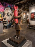 naar banksy - Sculpture, bronzen meisje met raket - 32 cm -