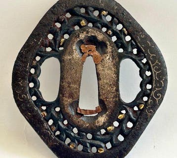 Japanse ijzeren tsuba met sukashi-openwerk en goudinleg -