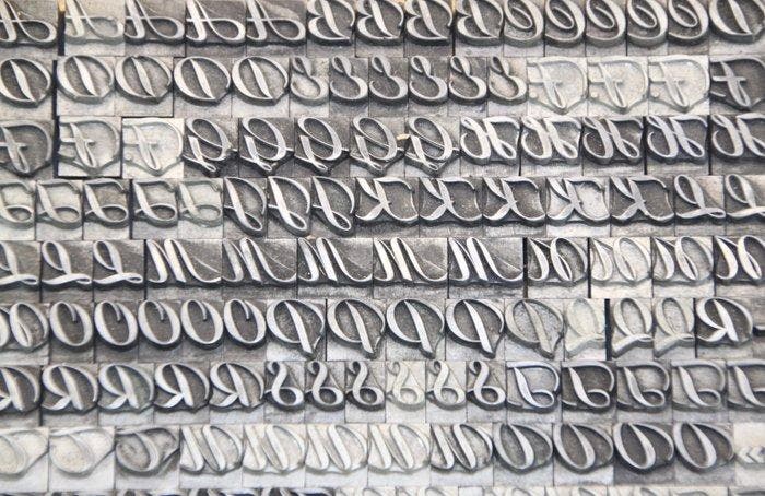 Blocs dimpression - een letterbak gevuld met 2 volledige, Antiquités & Art, Antiquités | Assiettes décoratives & Carrelages
