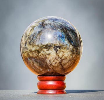 Sphère naturelle exceptionnelle de labradorite de 120 mm –
