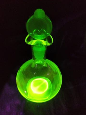 Bouteille - verre à l’uranium - Fleur verte