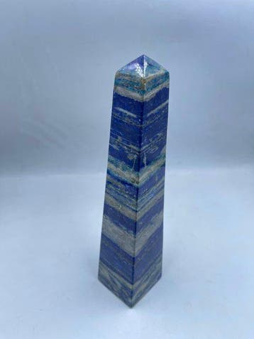 Tour naturelle en lapis-lazuli taillée à la main tour en