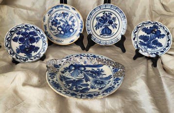 Assiette (5) - 18e eeuws Delfts borden waarvan 1 grote met