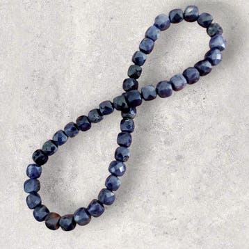 Saphir bleu nuit. Bracelet facetté de belle qualité. Pierre