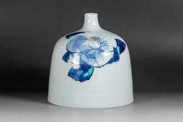 Arita porselein bloemenvaas “Camellia” met blauwe