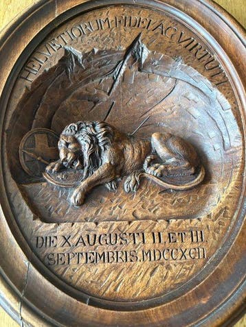 Grande plaque-relief en bois antique – Le Lion de Lucerne