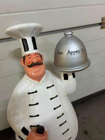 Beeld, Groot decoratief beeld – Franse chef/kok met wijnfles