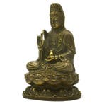 Een koperen beeld van Guanyin Bodhisattva, zittend op een