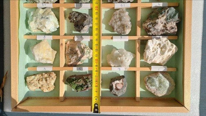 Kavel met verschillende items- 3160 g - (32), Verzamelen, Mineralen en Fossielen