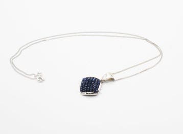 Collier avec pendentif - 18 carats Or blanc Saphir