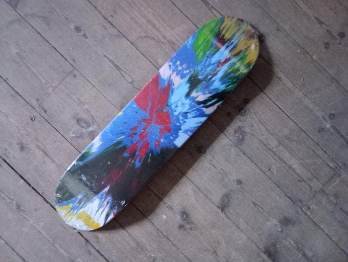 Damien Hirst (1965) - Spin Painting Skateboard, Antiquités & Art, Art | Objets design