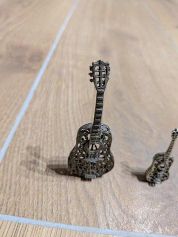 sculptuur, 2 chitarre - 8 cm - .800 zilver