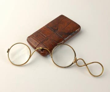 Edwardian - A folding lorgnette - leather calling-card case