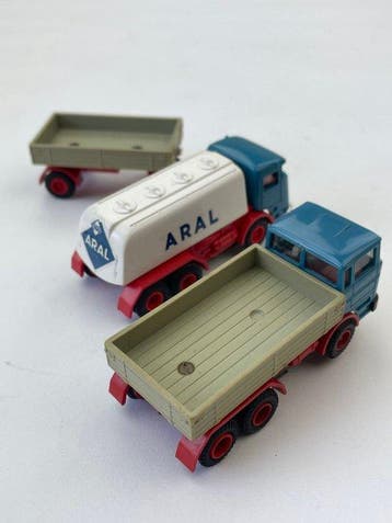 Faller H0 - Décor de train miniature (4) - Deux camions