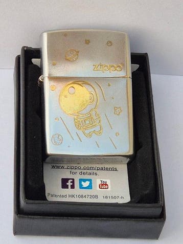 Zippo - Flying Spaceman - versilbert mit goldenen Motiven, Nieuw