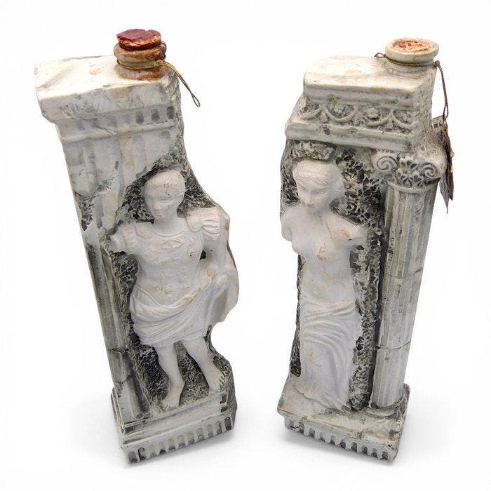 Cucchi Made in Italy - Bouteille (2) - Haut-relief « Le, Antiek en Kunst, Curiosa en Brocante