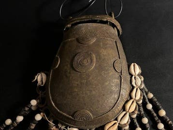 Bronzen tas met cowrieschelpen en kraalfranje - Kirdi bag -, Antiek en Kunst