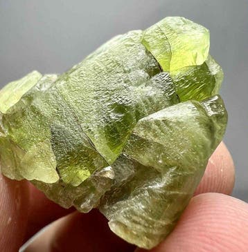 Peridot Kristal - Hoogte: 29 mm - Breedte: 28 mm- 13 g - (1)