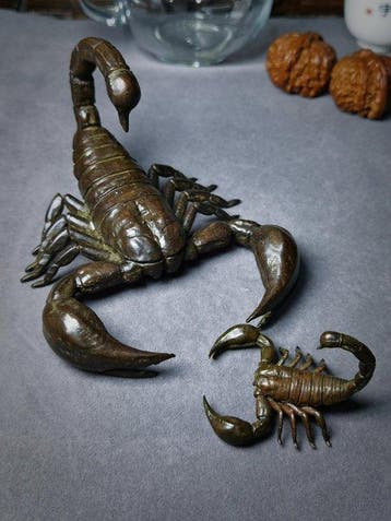 Decoratief ornament - Moeder en jonge schorpioenen - Japan -