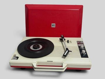 Saundy 2002 – Red & Cream Vintage Suitcase Record Player –