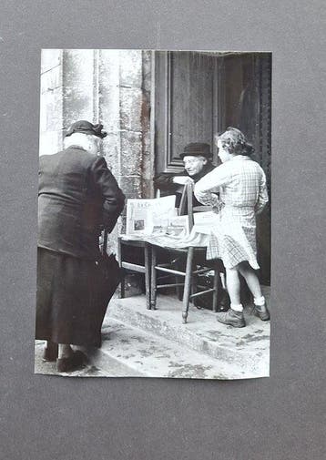 J. Mainbourg - Vendeuse de journaux à la porte de léglise
