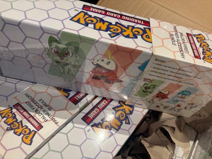 Pokémon - 2 Box - 2x Paldea First Partner Accessory Bundle -, Hobby & Loisirs créatifs, Jeux de cartes à collectionner | Pokémon
