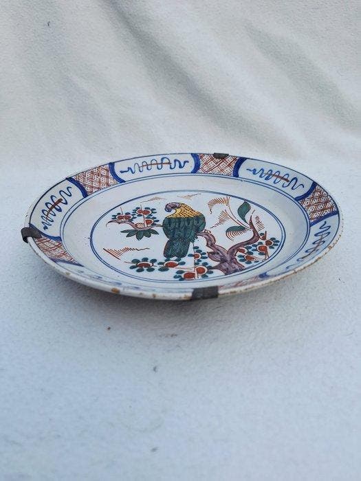 Gemerkt - Wandbord - Met papegaai of ara - Delfts blauw, Antiek en Kunst, Antiek | Glaswerk en Kristal
