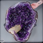 Intense natuurlijke amethistdruse met calcietkristal op