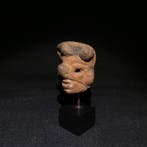 Veracruz, Mexico, Terracotta Hoofd met masker. 8,5 cm hoog.