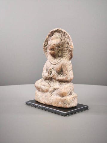 Noord-India Terracotta Boeddha zittend en dharmachakra mudra