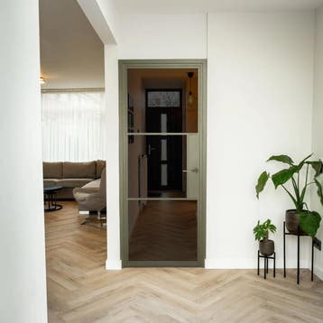 Stalen Binnendeur 3 Vlaks Olijfgroen Rookglas Met slot, Binnendeur