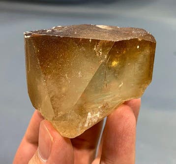 Topaze cristal couleur miel brun avec un bon éclat, de