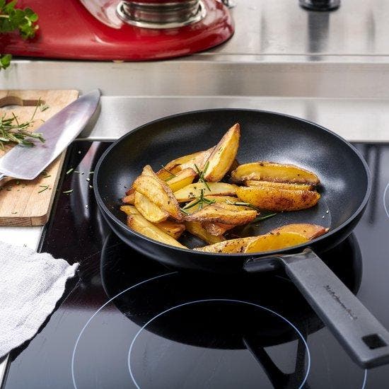 KitchenAid Classic Forged Aluminium koekenpan ø24cm zwart —, Huis en Inrichting, Keuken | Potten en Pannen, Verzenden