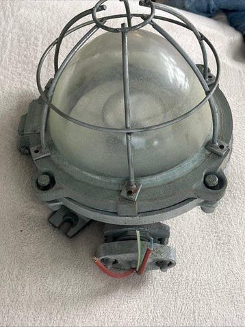 EEA - Cage Lamp - Wandlamp - bron